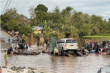 Sejumlah warga dan kendaraan berupaya melintasi ruas jalan Sintang-Putussibau yang terendam banjir di Kabupaten Sintang, Kalimantan Barat, Sabtu (13/11/2021). BPBD Kabupaten Sintang menyatakan banjir masih merendam beberapa kecamatan di daerah setempat, meski demikian banjir telah surut 10 hingga 15 sentimeter pada Jumat (12/11/2021) kemarin. ANTARA FOTO/Jane Elisabeth Wuysang/jhw/wsj.