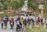 Sejumlah warga dan kendaraan memadati ruas jalan Sintang-Putussibau yang putus akibat terendam banjir di Kabupaten Sintang, Kalimantan Barat, Sabtu (13/11/2021). BPBD Kabupaten Sintang menyatakan banjir masih merendam beberapa kecamatan di daerah setempat, meski demikian banjir telah surut 10 hingga 15 sentimeter pada Jumat (12/11/2021) kemarin. ANTARA FOTO/Jane Elisabeth Wuysang/jhw/wsj.