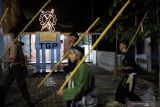 Peserta melintas didepan monumen perjuangan Tentara Genie Pelajar (TGP) saat Napak Tilas Perjuangan Pahlawan di Blitar, Jawa Timur, Minggu (14/11/2021) malam. Napak tilas yang diinisiasi oleh KODIM 0808/Blitar dan diikuti oleh sejumlah pelajar serta pemuda tersebut selain dalam rangka memperingati hari pahlawan, juga bertujuan untuk mengenang kembali sejarah perjuangan para pahlawan seperti Soekarni, Tentara Genie Pelajar (TGP) hingga Pembela Tanah Air (PETA) guna memupuk jiwa nasionalisme serta cinta tanah air utamanya dikalangan pemuda. Antara Jatim/Irfan Anshori/zk