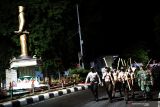 Peserta melintas didepan monumen patung Presiden Soekarno saat Napak Tilas Perjuangan Pahlawan di Blitar, Jawa Timur, Minggu (14/11/2021) malam. Napak tilas yang diinisiasi oleh KODIM 0808/Blitar dan diikuti oleh sejumlah pelajar serta pemuda tersebut selain dalam rangka memperingati hari pahlawan, juga bertujuan untuk mengenang kembali sejarah perjuangan para pahlawan seperti Soekarni, Tentara Genie Pelajar (TGP) hingga Pembela Tanah Air (PETA) guna memupuk jiwa nasionalisme serta cinta tanah air utamanya dikalangan pemuda. Antara Jatim/Irfan Anshori/zk