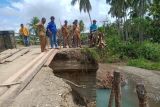 Tim PUPR Mamuju tinjau kerusakan jembatan Lebani Tapalang Barat