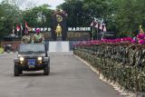 Kepala Staf TNI Angkatan Laut (KSAL) Laksamana TNI Yudo Margono (kanan) didampingi Komandan Korps Marinir Mayjen TNI (Mar) Suhartono (kiri) melakukan inspeksi pasukan saat Upacara peringatan HUT ke-76 Korps Marinir di Kesatrian Marinir Hartono, Cilandak, Jakarta, Senin (15/11/2021). Peringatan HUT ke-76 Korps Marinir tersebut bertemakan 