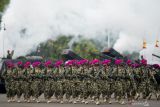 Sejumlah prajurit Korps Marinir berbaris saat mengikuti Upacara peringatan HUT ke-76 Korps Marinir di Kesatrian Marinir Hartono, Cilandak, Jakarta, Senin (15/11/2021). Peringatan HUT ke-76 Korps Marinir tersebut bertemakan 