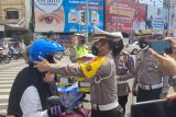 Polda Lampung beri helm kepada pengendara tertib berlalu lintas