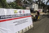 Pekerja melakukan revitalisasi trotoar di jalan Simpang Siliwangi, Margonda Raya, Depok, Jawa Barat, Selasa (16/11/2021). Pemerintah Kota Depok melanjutkan proyek revitalisasi trotoar di jalan Margonda Raya yang dibagi menjadi 3 segmen yaitu segmen satu Simpang Siliwangi - Simpang Ramanda, segmen dua Simpang Ramanda - Simpang Juanda, dan segmen tiga Simpang Juanda - Jalan Akses UI yang rencananya rampung pada akhir tahun 2022. ANTARA FOTO/Asprilla Dwi Adha/hp.