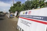 Pekerja melakukan revitalisasi trotoar di jalan Simpang Siliwangi, Margonda Raya, Depok, Jawa Barat, Selasa (16/11/2021). Pemerintah Kota Depok melanjutkan proyek revitalisasi trotoar di jalan Margonda Raya yang dibagi menjadi 3 segmen yaitu segmen satu Simpang Siliwangi - Simpang Ramanda, segmen dua Simpang Ramanda - Simpang Juanda, dan segmen tiga Simpang Juanda - Jalan Akses UI yang rencananya rampung pada akhir tahun 2022. ANTARA FOTO/Asprilla Dwi Adha/hp.