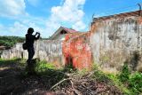 Pewarta merekam gambar lokasi kaburnya tahanan Polres Batanghari di Lembaga Pembinaan Khusus Anak (LPKA) Muarabulian, Batanghari, Jambi, Selasa (16/11/2021). Sebanyak 24 tahanan Polres Batanghari yang ditempatkan di LPKA Muarabulian dilaporkan kabur pada Senin (15/11) dini hari, dan hingga Selasa siang baru satu tahanan yang telah menyerahkan diri. ANTARA FOTO/Wahdi Septiawan/rwa.