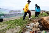 Mahasiswa dan pengajar Prodi Teknologi Laboratorium Medik (TLM) Poltekkes Kemenkes Aceh membersihkan sampah di pantai wisata Gampong Jawa, Banda Aceh, Aceh, Kamis (18/11/2021). Aksi bersih sampah di pantai wisata dan bantaran sungai Krueng Aceh itu untuk mengajak masyarakat peduli terhadap kebersihan lingkungan serta upaya untuk mewujudkan Indonesia sehat serta bebas sampah pada 2025. ANTARA/Irwansyah Putra