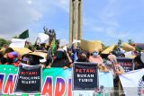 Warga yang tergabung dalam Aliansi Milenial Membela Rakyat Indramayu (AMMER-I) berunjuk rasa di depan Pendopo Indramayu, Jawa Barat, Kamis (18/11/2021). Unjuk rasa itu menuntut lahan tebu milik PG Jatitujuh dialihfungsikan menjadi kawasan perhutanan dan persawahan. ANTARA FOTO/Dedhez Anggara/agr