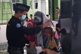 Perwira Pertamina Cilacap serahkan santunan bagi santri El Fatah Jayanihim