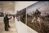 Pengunjung mengamati karya foto yang dipamerkan dalam Pameran World Press Photo 2021 di Erasmus Huis, Jakarta, Kamis (18/11/2021). Pameran yang menampilkan foto-foto dari pemenang World Press Photo 2021 tersebut berlangsung dari 19 November hingga 11 Desember 2021. ANTARA FOTO/Dhemas Reviyanto/nym.