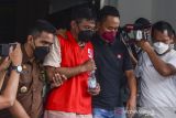 Petugas Kejaksaan Negeri (Kejari) Ciamis mengiring tersangka mantan Kepala Desa Panjalu Raden Haris Riswandi Cakradinata di Kantor Kejari Ciamis, Kabupaten Ciamis, Jawa Barat, Kamis (18/11/2021). Raden Haris Riswandi Cakradinata ditetapkan tersangka tindak pidana korupsi penyelewengan pengelolaan dana retribusi wisata Situ Lengkong Panjalu, pada tahun 2015-2018 dengan kerugian negara sebesar Rp2,2 miliar. ANTARA FOTO/Adeng Bustomi/agr