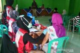 Palang Merah Indonesia (PMI) Cianjur, Jawa Barat, mendatangi perkampungan warga penerima vaksinasi hingga ke tingkat RW sebagai upaya membantu pemerintah daerah guna mencapai target vaksinasi untuk 1,9 juta penerima hingga Cianjur dapat turun ke PPKM level 1. (Foto Antara/PMI/IFRC).