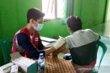 Palang Merah Indonesia (PMI) Cianjur, Jawa Barat, mendatangi perkampungan warga penerima vaksinasi hingga ke tingkat RW sebagai upaya membantu pemerintah daerah guna mencapai target vaksinasi untuk 1,9 juta penerima hingga Cianjur dapat turun ke PPKM level 1. (Foto Antara/PMI/IFRC).