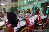 Pemerintah Kota Jakarta Timur bersama Palang Merah Indonesia (PMI) setempat menggelar vaksinasi COVID-19 bagi warga di RW 05 Kelurahan Makasar yang menjadi lokasi rawan banjir. (Foto Antara/PMI/IFRC).