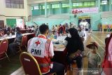 Pemerintah Kota Jakarta Timur bersama Palang Merah Indonesia (PMI) setempat menggelar vaksinasi COVID-19 bagi warga di RW 05 Kelurahan Makasar yang menjadi lokasi rawan banjir. (Foto Antara/PMI/IFRC).