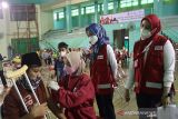 Pemerintah Kota Jakarta Timur bersama Palang Merah Indonesia (PMI) setempat menggelar vaksinasi COVID-19 bagi warga di RW 05 Kelurahan Makasar yang menjadi lokasi rawan banjir. (Foto Antara/PMI/IFRC).