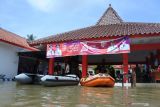 Perahu karet bersiaga banjir di Kantor Kecamatan Semboro, Jember, Jawa Timur, Jumat (19/11/2021). Banjir kembali melanda Jember di tiga kecamatan yang berdampak terhadap 339 rumah, akibat curah hujan lebat melanda Jember sejak Kamis (18/11/2021) sore. Antara Jatim/Seno/zk