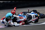 Pembalap tim BMW MOTORRAD WorldSBK Tom Sykes terjatuh saat sesi latihan bebas pertama (FP1) di Pertamina Mandalika International Street Circuit, Lombok Tengah, Nusa Tenggara Barat (NTB), Jumat (19/11/2021). ANTARA FOTO/Sigid Kurniawan/nym.