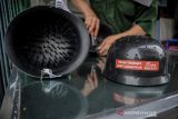 Seorang praktisi kesehatan Simon Sanjaya menyelesaikan produksi helm terapi anti ngantuk di Andir, Bandung, Jawa Barat, Jumat (19/11/2021). Helm terapi anti ngantuk yang memanfaatkan 76 duri tumpul tersebut berfungsi untuk melancarkan aliran darah dan oksigen di kepala sehingga mampu mengurangi rasa ngantuk saat berkendara serta diharapkan mampu mengurangi risiko terjadinya kecelakaan. ANTARA FOTO/Raisan Al Farisi/agr