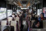 Penumpang menunggu keberangkatan bus di Alun-alun Bandung, Jawa Barat, Jumat (19/11/2021). Gubernur Jawa Barat Ridwan Kamil mengatakan Pemerintah Provinsi Jawa Barat akan mengikuti aturan dari pemerintah pusat terkait rencana pemberlakuan kembali PPKM level 3 secara merata di Indonesia pada libur natal dan tahun baru guna menekan penularan COVID-19. ANTARA FOTO/Raisan Al Farisi/agr