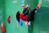 Atlet panjat tebing Sulawesi Selatan Alivany Ver Khadijah beraksi pada babak kualifikasi Boulder Junior Putri Kejurnas Kelompok Umur (KU) Federasi Panjat Tebing Indonesia (FPTI) ke-XV di Banda Aceh, Aceh, Jumat (19/11/2021). Kejurnas KU FPTI ke-XV yang diikuti 26 provinsi memperebutkan 28 medali emas dengan kelas yang dipertandingkan yakni Youth Lead, Speed WR, Boulder, Combined, lead kids dan Speed Klasik. ANTARA FOTO/Irwansyah Putra