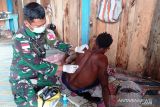 Satgas TNI Yonif 403 layani pengobatan secara keliling warga perbatasan RI-PNG