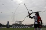 Pesawat Bonanza G-36 milik Skuadron 200 Wing Udara 2 Puspenerbal melakukan atraksi formasi di udara 'Rajawali Laut Flight' saat acara pembukaan kejuaraan KASAL Cup Archery Open 2021 di lapangan Dakota Lanudal Juanda Surabaya, Sidoarjo, Jawa Timur, Sabtu (20/11/2021).  Kejuaraan yang diikuti sedikitnya 701 peserta tersebut bertujuan untuk mengasah dan membina atlet serta memacu peningkatan olahraga panahan Indonesia. Antara Jatim/Umarul Faruq/zk