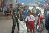 TNI bersama warga bersihkan pasar Waghete Deiyai Papua