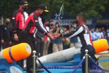 Wakil Kepala Staf Angkatan Laut (Wakasal) Laksamana Madya TNI Ahmadi Heri Purwono (tengah) menerima tropi saat membuka kejuaraan KASAL Cup Archery Open 2021 di lapangan Dakota Lanudal Juanda Surabaya, Sidoarjo, Jawa Timur, Sabtu (20/11/2021).  Kejuaraan yang diikuti sedikitnya 701 peserta tersebut bertujuan untuk mengasah dan membina atlet serta memacu peningkatan olahraga panahan Indonesia. Antara Jatim/Umarul Faruq/zk