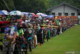 Sejumlah peserta membidik sasaran ketika mengikuti kejuaraan Kasal Cup Archery Open 2021 di lapangan Dakota Lanudal Juanda Surabaya, Sidoarjo, Jawa Timur, Sabtu (20/11/2021). Kejuaraan yang diikuti sedikitnya 701 peserta tersebut bertujuan untuk mengasah dan membina atlet serta memacu peningkatan olahraga panahan Indonesia. Antara Jatim/Umarul Faruq/zk