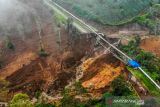 Foto udara longsoran tanah yang memutuskan jalan utama di Kawasan Wisata Darajat Pass, Kabupaten Garut, Jawa Barat, Sabtu (20/11/2021). Tanah longsor yang terjadi pada Jumat (19/11/2021) sore tersebut menyebabkan akses menuju Kawah Darajat terputus dan puluhan hektare lahan pertanian rusak. ANTARA FOTO/Raisan Al Farisi/agr