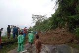 Longsor tutup akses jalan poros Polman-Mamasa