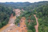 Foto udara kerusakan Lanskap Bukit Bulan akibat aktivitas pertambangan emas ilegal di Desa Lubuk Bedorong, Limun, Sarolangun, Jambi, Kamis (18/11/2021). Data Kesatuan Pengelolaan Hutan Produksi (KPHP) Limau Unit VII Hulu Sarolangun menyebutkan aktivitas pertambangan emas ilegal telah merusak fungsi ekologi di empat desa di Lanskap Bukit Bulan yang merupakan penyimpan cadangan air terbesar di kabupaten itu. ANTARA FOTO/Wahdi Septiawan/nz.