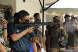 Kapolrestabes Surabaya Kombes Pol Akhmad Yusep Gunawan menembak sasaran usai dibukanya Turnamen Menembak Surabaya (Surabaya Shooting Tournamen) 2021 di Indoarm Shooting Range, Surabaya, Jawa Timur, Sabtu (20/11/2021). Turnamen itu diikuti 60 penembak dari berbagai daerah. Antara Jatim/Didik Suhartono/zk