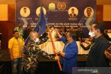 Konferensi Provinsi PWI Aceh. Ketua PWI Pusat Atal S Defari menyerahkan pataka atau bendera organisasi kepada M Nasir Nurdin yang terpilih menjabat Ketua PWI Aceh 2021-2026 i Banda Aceh, Minggu (21/11/2021) dini hari. ANTARA/Irwansyah Putra