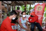 Vaksinator menyuntikkan vaksin COVID-19 kepada warga saat pelaksanaan vaksinasi rumah ke rumah di Denpasar, Bali, Senin (22/11/2021). Badan Intelijen Negara Daerah Bali terus menggencarkan vaksinasi COVID-19 baik secara massal maupun vaksinasi yang dilakukan dari rumah ke rumah sebagai upaya percepatan vaksinasi COVID-19 di Bali yang hingga Sabtu (20/11/2021) tercatat sebanyak 3.436.524 orang di wilayah Bali telah menerima vaksin COVID-19 tahap satu atau mencapai 100,92 persen dari target sasaran 3.405.130 orang. ANTARA FOTO/Fikri Yusuf/nym.