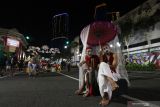 Sejumlah seniman memerankan 'Besutan Kepaten Obor' di kawasan wisata di Jalan Tunjungan, Surabaya, Jawa Timur, Minggu (21/11/2021). Pemkot Surabaya meresmikan jalan tersebut menjadi kawasan wisata dengan tajuk Tunjungan Romansa yang menyajikan berbagai macam kuliner, pentas musik maupun kesenian yang bisa dinikmati wisatawan. Antara Jatim/Didik Suhartono/zk