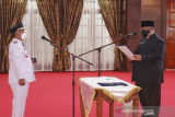 Gubernur Sultra lantik Pj Bupati Kolaka Timur usai KPK OTT Andi Merya