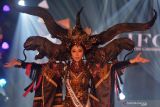 Puteri Indonesia Lingkungan 2020 Putu Ayu Saraswati mengenakan kostum Komodo saat tampil di Jember Fashion Carnaval (JFC) di Jember, Jawa Timur, Minggu (21/11/2021) malam. JFC 2021 mengangkat tema Virtue Fantasy, menampilkan sembilan defile, yaitu Komodo, Flamingo, Elephant, Sea Dragon, Dragonfly, Dove, Unicorn, Honey Bee dan Lion. Antara Jatim/Seno/zk