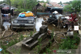 Warga melintasi banjir dengan menggunakan perahu motor di kelurahan Ulak Jaya, Sintang, Kalimantan Barat, Minggu (21/11/2021). Banjir yang melanda kelurahan Ulak Jaya selama hampir empat pekan dengan ketinggian air dua meter tersebut sudah semakin surut. ANTARA FOTO/Jessica Helena Wuysang/pras. 