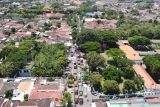 Foto udara Truk terparkir pada aksi unjuk rasa Konfederasi sopir logistik Indonesia -Banyuwangi di depan Kantor Bupati Banyuwangi, Banyuwangi, Jawa Timur, Senin (22/11/2021). Pada aksinya pengunjukrasa menyampaikan permasalahan penerapan kebijakan zero ODOL (Over Dimensi Over Load) yang dianggap memberatkan industri angkutan karena pandemi COVID-19 mempengaruhi persiapan pelaksanaan kebijakan. Antara Jatim/Budi Candra Setya/zk