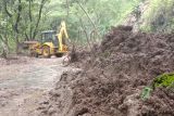 BPBD Tulungagung kerahkan alat berat bersihkan material longsor