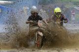 Peserta memacu motornya saat mengikuti lomba balap motor pengangkut gabah di persawahan Desa Sapaya , Kabupaten Gowa, Sulawesi Selatan, Minggu (21/11/2021). Lomba balap motor ojek gabah yang diikuti 100 warga tersebut sebagai rasa syukur atas hasil panen padi yang melimpah. ANTARA FOTO/Abriawan Abhe/YU
