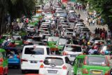 Sejumlah kendaraan memadati jalan Otto Iskandardinata, Kota Bogor, Jawa Barat, Minggu (21/11/2021). Pemerintah akan menerapkan Pemberlakuan Pembatasan Kegiatan Masyarakat (PPKM) Level 3 selama periode 24 Desember 2021 hingga 2 Januari 2022 untuk membatasi mobilitas dan kerumunan masyarakat di libur Natal dan Tahun Baru guna mencegah penyebaran COVID-19. ANTARA FOTO/Arif Firmansyah/YU