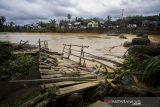 Kondisi salah satu jembatan darurat yang rusak akibat meluapnya sungai Hantakan di Kecamatan Hantakan, Kabupaten Hulu Sungai Tengah, Kalimantan Selatan, Jumat (19/11/2021). Dampak meluapnya sungai Hantakan tersebut mengakibatkan satu jembatan darurat hanyut terbawa arus serta satu sekolah dasar dipenuhi lumpur. Foto Antaranews Kalsel/Bayu Pratama S.