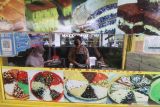Pedagang kaki lima (PKL) memasak martabak manis saat kegiatan bertajuk Festival Street Food Explorasa Kota Kediri di halaman pusat perbelanjaan Kota Kediri, Jawa Timur, Selasa (23/11/2021). Festival Street Food Explorasa Kota Kediri yang diikuti sebanyak 18 PKL tersebut diselenggarakan oleh pemerintah daerah setempat guna mendorong pemulihan ekonomi PKL terdampak COVID-19. Antara Jatim/Prasetia Fauzani/zk