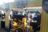 Pedagang meracik kopi saat kegiatan bertajuk Festival Street Food Explorasa Kota Kediri di halaman pusat perbelanjaan Kota Kediri, Jawa Timur, Selasa (23/11/2021). Festival Street Food Explorasa Kota Kediri yang diikuti sebanyak 18 PKL tersebut diselenggarakan oleh pemerintah daerah setempat guna mendorong pemulihan ekonomi PKL terdampak COVID-19. Antara Jatim/asmaul chusna/zk