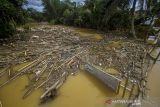 Kondisi sungai yang dipenuhi sampah di Desa Masiraan, Kabupaten Hulu Sungai Tengah, Kalimantan Selatan, Sabtu (20/11/2021). Warga keluhkan penanganan pemerintah daerah terhadap sampah yang menyebabkan penyumbatan aliran sungai sehingga banjir tak kunjung surut. Foto Antaranews Kalsel/Bayu Pratama S.