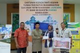 Kepala Sekretaris PT Bank KB Bukopin Syariah (KBBS) Evi Yulia Kurniawati menyerahkan santunan kepada anak yatim dan Rumah Penyantun Muhammadiyah di Banda Aceh, Selasa (23/11/2021). Kegiatan sosial dihadiri Pimpinan Cabang KBBS Banda Aceh Imdibkri itu sebagai rangkaian syukuran pembukaan Kantor Cabang KB Bukopin Syariah di Provinsi Aceh. ANTARA/HO/Bukopin Syariah/Irp